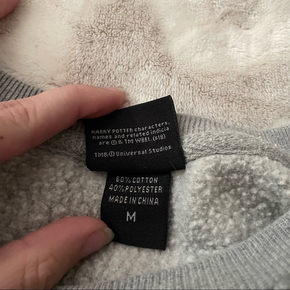 Harry Potter Hufflepuff Universal Studios Pullover Size Medium - Picture 7 of 8